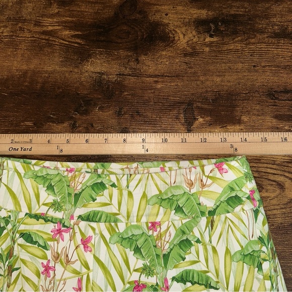 J. McLaughlin Shorts Masie Womens 4 White Floral Palm Trees Hawaiian Bermuda - Picture 4 of 8